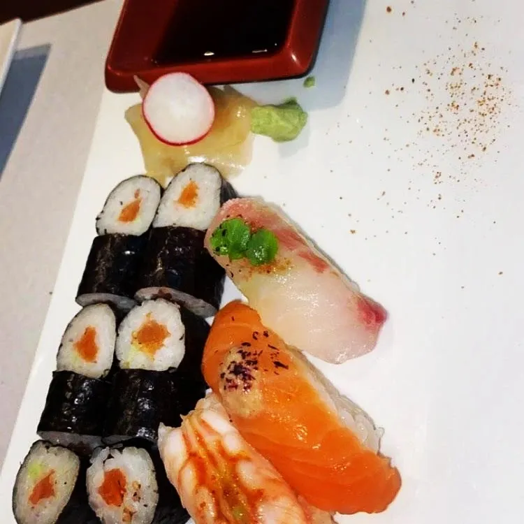 Plateau Sushi Saumon Avocat Vinaigrette